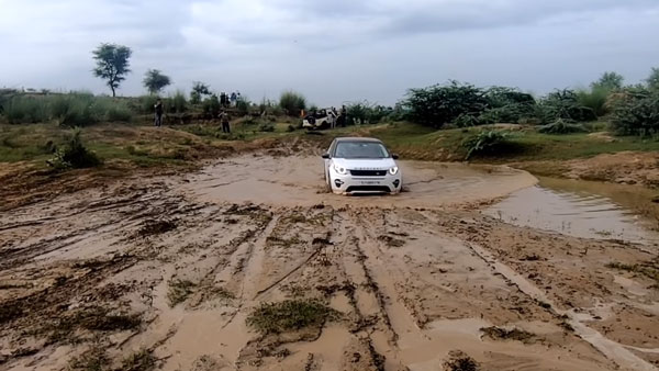 குட்டையில் சிக்கிய விலையுயர்ந்த சொகுசு கார்... டஃபான சூழலை அசால்ட் செய்த மஹிந்திர தார்...