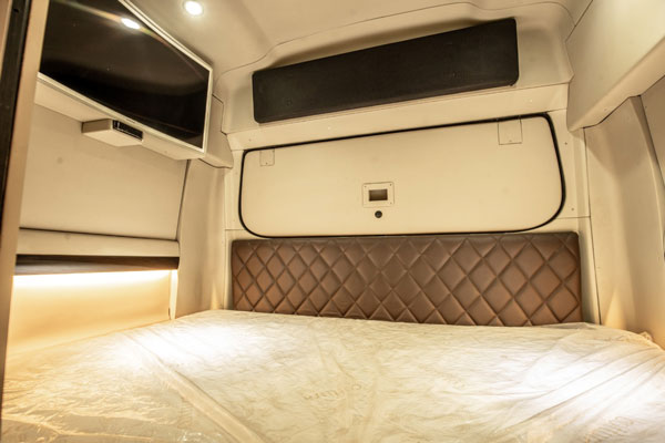 சொகுசு வீடு போல் மாற்றப்பட்ட டெம்போ டிராவலர்... தனிநபர் விமானத்திற்கு இணையான வசதிகள்!