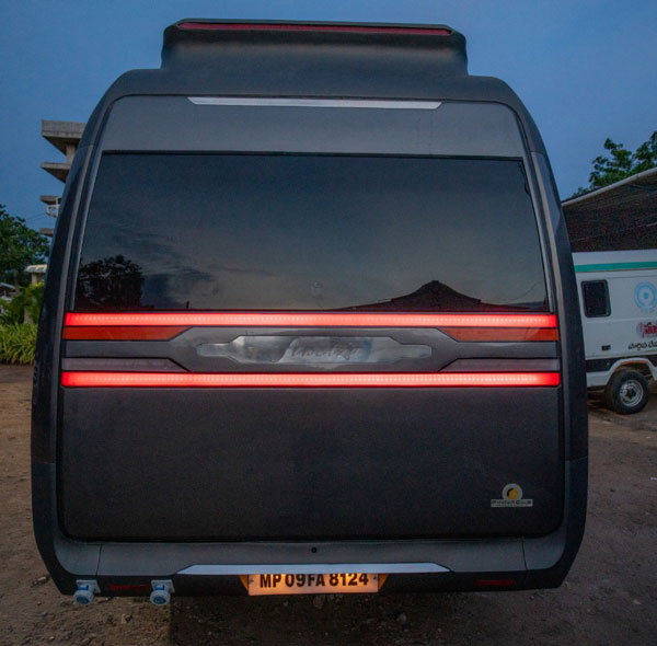 சொகுசு வீடு போல் மாற்றப்பட்ட டெம்போ டிராவலர்... தனிநபர் விமானத்திற்கு இணையான வசதிகள்!