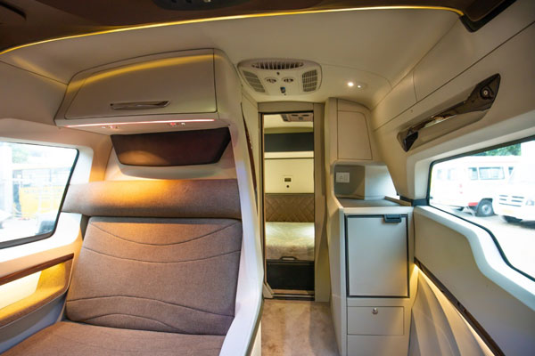 சொகுசு வீடு போல் மாற்றப்பட்ட டெம்போ டிராவலர்... தனிநபர் விமானத்திற்கு இணையான வசதிகள்!