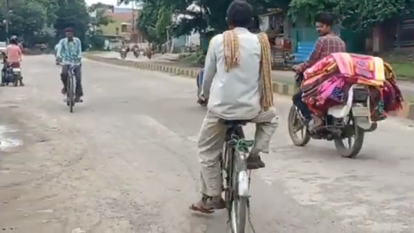 பரிட்சையில் பெயில் ஆன மகனை அமர வைத்து கொண்டு 105 கிமீ சைக்கிள் பயணம் செய்த தந்தை... ஏன் தெரியுமா?