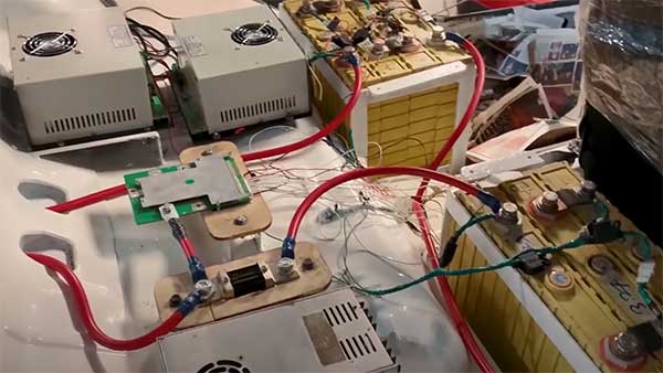 என்ஜினிற்கு பதிலாக எலக்ட்ரிக் மோட்டார் உடன் மாருதி 800... இதுவும் நல்லாதான் இருக்கு...