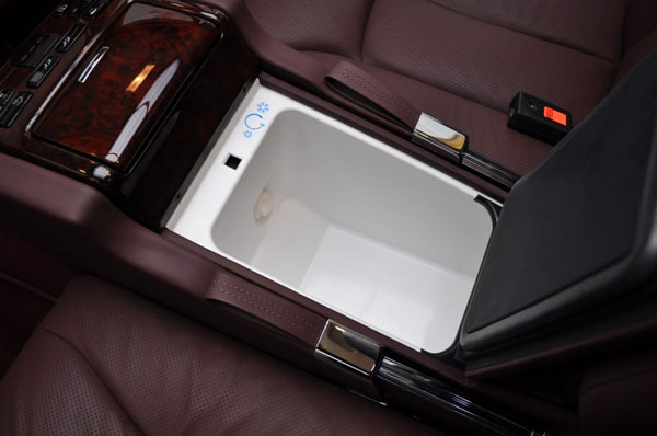 50 வருடங்களை கடந்தும் கெத்தாக வலம் வரும் கார்... இதுல மினி பார் வசதி இருக்குனு சொன்னா நம்புவீங்களா..?