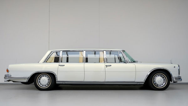 50 வருடங்களை கடந்தும் கெத்தாக வலம் வரும் கார்... இதுல மினி பார் வசதி இருக்குனு சொன்னா நம்புவீங்களா..?