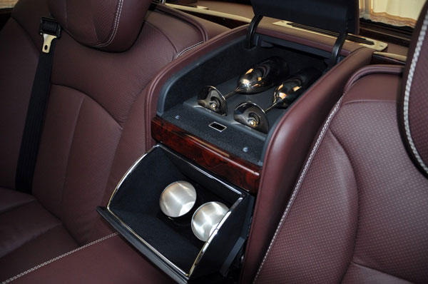 50 வருடங்களை கடந்தும் கெத்தாக வலம் வரும் கார்... இதுல மினி பார் வசதி இருக்குனு சொன்னா நம்புவீங்களா..?