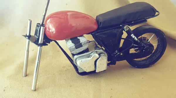 எந்திரம் உதவியின்றி கைகளினாலயே உருவாக்கப்பட்ட ராயல் என்ஃபீல்டு மினி பைக்... திறமைமிக்க இந்திய இளைஞர்!