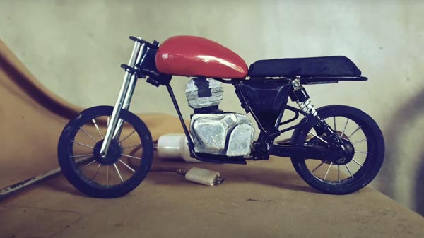 எந்திரம் உதவியின்றி கைகளினாலயே உருவாக்கப்பட்ட ராயல் என்ஃபீல்டு மினி பைக்... திறமைமிக்க இந்திய இளைஞர்!