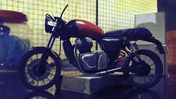 எந்திரம் உதவியின்றி கைகளினாலயே உருவாக்கப்பட்ட ராயல் என்ஃபீல்டு மினி பைக்... திறமைமிக்க இந்திய இளைஞர்!