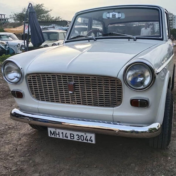 பத்மினியை தலையில் தூக்கி வைத்து கொண்டாடும் நபர்! இவ்ளோ அழகா இருந்தா யாருக்குதான் இத கைவிட மனசு வரும்!