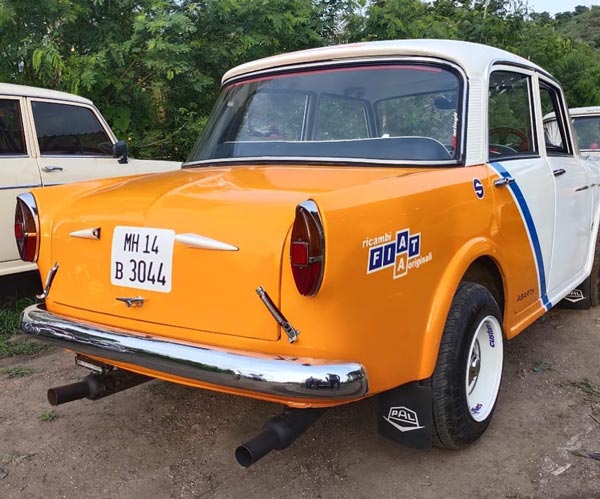 பத்மினியை தலையில் தூக்கி வைத்து கொண்டாடும் நபர்! இவ்ளோ அழகா இருந்தா யாருக்குதான் இத கைவிட மனசு வரும்!