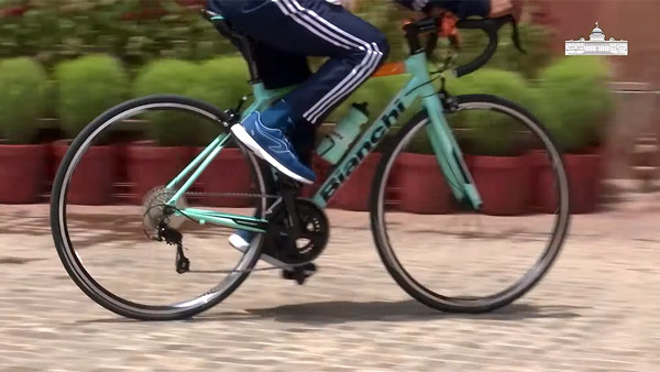 ஹோட்டலில் பாத்திரம் கழுவும் மாணவனுக்கு ஜனாதிபதி கொடுத்த சர்ப்ரைஸ்... என்னனு தெரிஞ்சா அசந்திருவீங்க