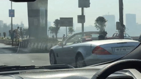 பாதுகாப்பு அதிகாரிகள் இல்லாமல் ரோட்டில் ஹாயாக பென்ஸ் கார் ஓட்டி வந்த ரத்தன் டாடா... அரிய வீடியோ...