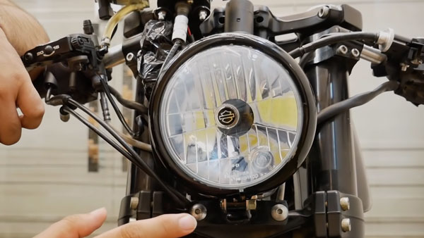 பைக்கை அலங்காரம் செய்து அழகு பார்த்த இளைஞர்... இதுக்காக இத்தனை லட்சங்களையா வாரி இறைக்குறது?