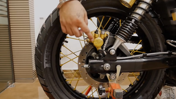 பைக்கை அலங்காரம் செய்து அழகு பார்த்த இளைஞர்... இதுக்காக இத்தனை லட்சங்களையா வாரி இறைக்குறது?