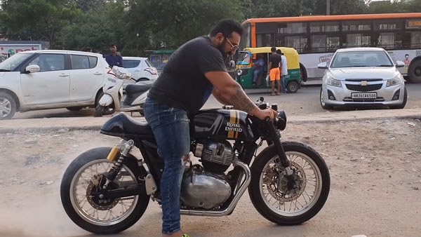 பைக்கை அலங்காரம் செய்து அழகு பார்த்த இளைஞர்... இதுக்காக இத்தனை லட்சங்களையா வாரி இறைக்குறது?