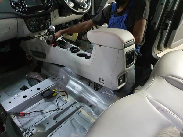 காருக்குள் தொலைந்து போன மனைவியின் மோதிரம்... கண்டுபிடிக்க கணவர் செய்த காரியத்தால் மெர்சலான மக்கள்...