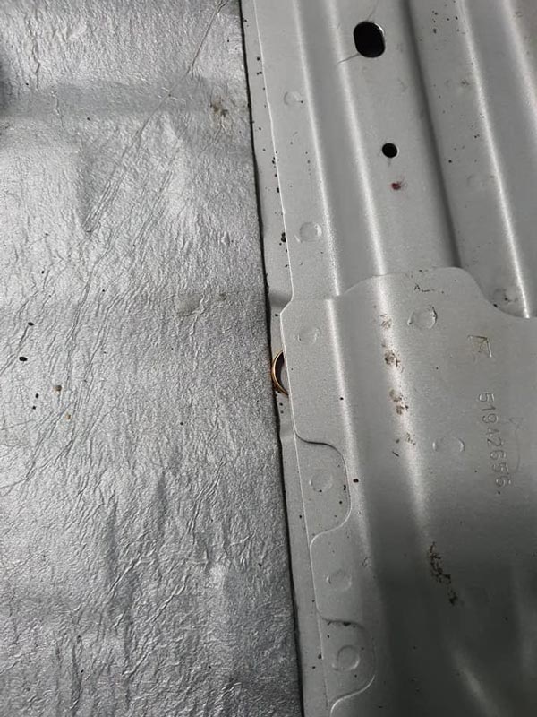 காருக்குள் தொலைந்து போன மனைவியின் மோதிரம்... கண்டுபிடிக்க கணவர் செய்த காரியத்தால் மெர்சலான மக்கள்...