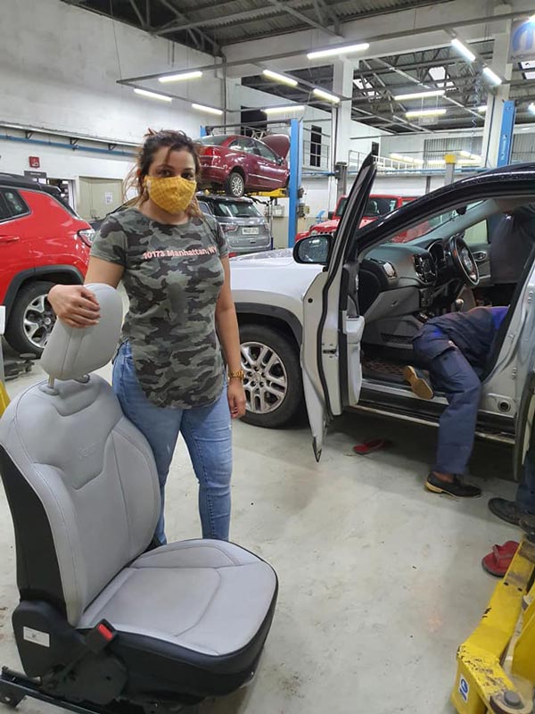 காருக்குள் தொலைந்து போன மனைவியின் மோதிரம்... கண்டுபிடிக்க கணவர் செய்த காரியத்தால் மெர்சலான மக்கள்...