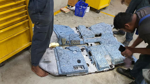 காருக்குள் தொலைந்து போன மனைவியின் மோதிரம்... கண்டுபிடிக்க கணவர் செய்த காரியத்தால் மெர்சலான மக்கள்...