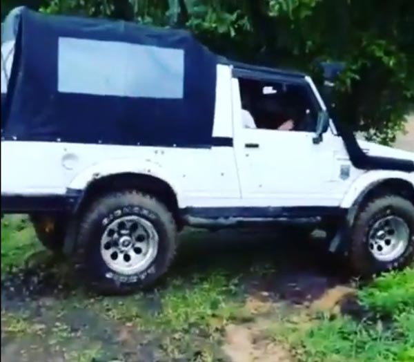 பெருக்கெடுத்து ஓடும் ஆற்றில் காரை இயக்கினால் என்ன ஆகும்! இதோ வீடியோ..! பாக்குறப்பவே ஒடம்பு ஒதறுதே!