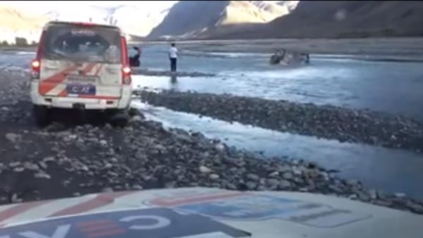 பெருக்கெடுத்து ஓடும் ஆற்றில் காரை இயக்கினால் என்ன ஆகும்! இதோ வீடியோ..! பாக்குறப்பவே ஒடம்பு ஒதறுதே!