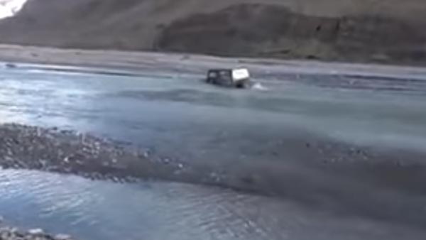 பெருக்கெடுத்து ஓடும் ஆற்றில் காரை இயக்கினால் என்ன ஆகும்! இதோ வீடியோ..! பாக்குறப்பவே ஒடம்பு ஒதறுதே!