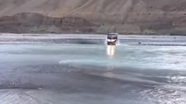 பெருக்கெடுத்து ஓடும் ஆற்றில் காரை இயக்கினால் என்ன ஆகும்! இதோ வீடியோ..! பாக்குறப்பவே ஒடம்பு ஒதறுதே!