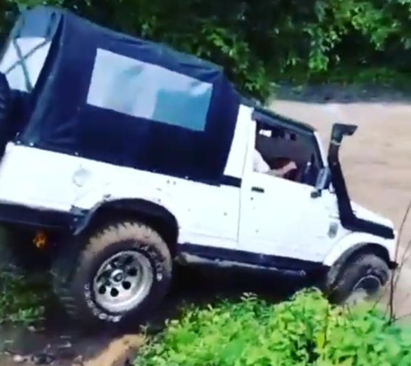 பெருக்கெடுத்து ஓடும் ஆற்றில் காரை இயக்கினால் என்ன ஆகும்! இதோ வீடியோ..! பாக்குறப்பவே ஒடம்பு ஒதறுதே!