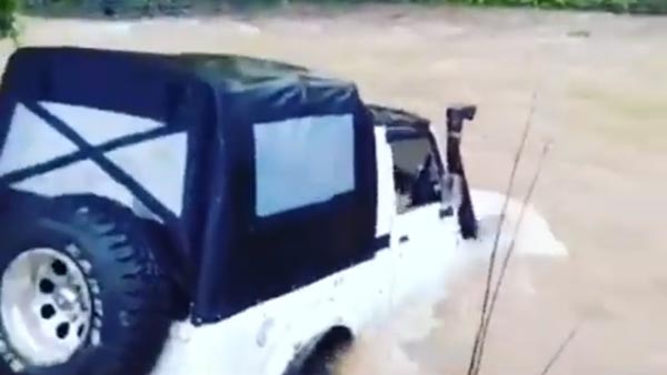 பெருக்கெடுத்து ஓடும் ஆற்றில் காரை இயக்கினால் என்ன ஆகும்! இதோ வீடியோ..! பாக்குறப்பவே ஒடம்பு ஒதறுதே!