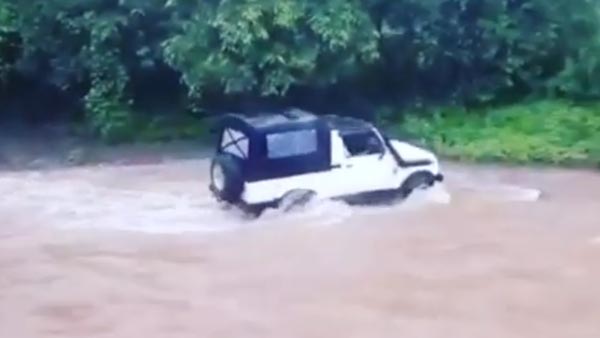 பெருக்கெடுத்து ஓடும் ஆற்றில் காரை இயக்கினால் என்ன ஆகும்! இதோ வீடியோ..! பாக்குறப்பவே ஒடம்பு ஒதறுதே!