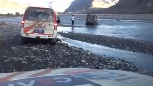 பெருக்கெடுத்து ஓடும் ஆற்றில் காரை இயக்கினால் என்ன ஆகும்! இதோ வீடியோ..! பாக்குறப்பவே ஒடம்பு ஒதறுதே!