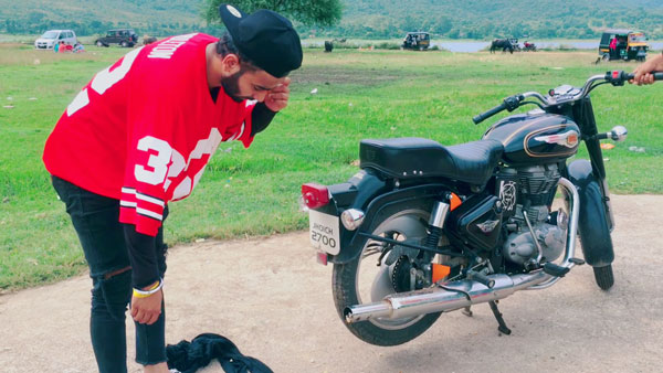 இளைஞரின் சேட்டை... சூடாக இருக்கும் புல்லட் பைக்கின் சைலென்சரில் பாப்கார்ன் செய்ய முடியுமா? வீடியோ