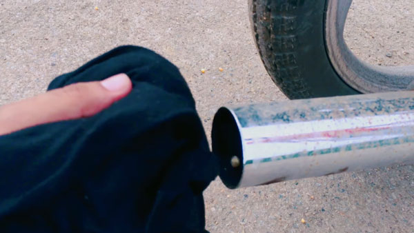 இளைஞரின் சேட்டை... சூடாக இருக்கும் புல்லட் பைக்கின் சைலென்சரில் பாப்கார்ன் செய்ய முடியுமா? வீடியோ