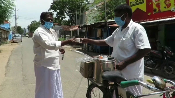 சைக்கிளில் தெரு தெருவாக டீ விற்கும் நிலைக்கு தள்ளிய ஊரடங்கு... இவர் யார்னு தெரிஞ்சா வருத்தப்படுவீங்க