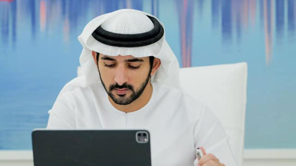 வைரலாகும் வீடியோ... விலை உயர்ந்த பென்ஸ் காரை பறவைக்கு விட்டு கொடுத்த பிரபல மனிதர்... யார் தெரியுமா?