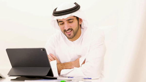 வைரலாகும் வீடியோ... விலை உயர்ந்த பென்ஸ் காரை பறவைக்கு விட்டு கொடுத்த பிரபல மனிதர்... யார் தெரியுமா?