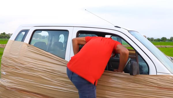 இரு கார்களை டேப்பால் ஒட்டிய இளைஞர்கள்... எதற்கு தெரிஞ்சா கண்டிப்பா திட்டுவீங்க... வீடியோ!