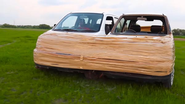 இரு கார்களை டேப்பால் ஒட்டிய இளைஞர்கள்... எதற்கு தெரிஞ்சா கண்டிப்பா திட்டுவீங்க... வீடியோ!