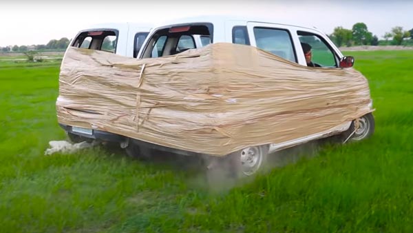 இரு கார்களை டேப்பால் ஒட்டிய இளைஞர்கள்... எதற்கு தெரிஞ்சா கண்டிப்பா திட்டுவீங்க... வீடியோ!