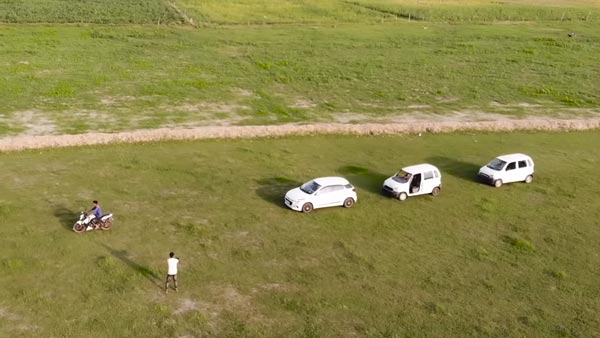 இரு கார்களை டேப்பால் ஒட்டிய இளைஞர்கள்... எதற்கு தெரிஞ்சா கண்டிப்பா திட்டுவீங்க... வீடியோ!