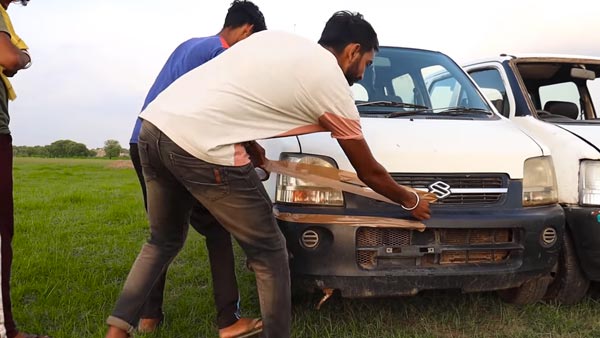 இரு கார்களை டேப்பால் ஒட்டிய இளைஞர்கள்... எதற்கு தெரிஞ்சா கண்டிப்பா திட்டுவீங்க... வீடியோ!