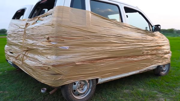 இரு கார்களை டேப்பால் ஒட்டிய இளைஞர்கள்... எதற்கு தெரிஞ்சா கண்டிப்பா திட்டுவீங்க... வீடியோ!