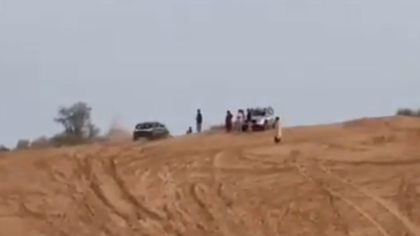 20அடி உயர மணல் மலையை அசால்டாக கடந்த டாடா நெக்ஸான்! கடவுள் மட்டுமில்லைங்க அதீத திறனுடைய காரும்கூட...