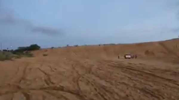 20அடி உயர மணல் மலையை அசால்டாக கடந்த டாடா நெக்ஸான்! கடவுள் மட்டுமில்லைங்க அதீத திறனுடைய காரும்கூட...