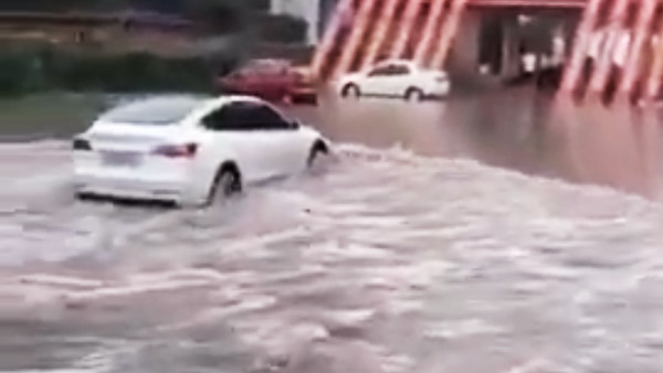 வெள்ள நீரில் மீனை போல் நீந்தி வந்த எலெக்ட்ரிக் கார்... வீடியோவை பார்த்து வாயடைத்து போன நெட்டிசன்கள்