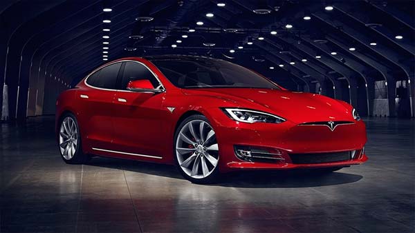 ஆட்டோபைலட்டில் ஓடிய கார்... ஹாயாக படம் பார்த்து கொண்டு வந்த டிரைவர்... அப்புறம் என்ன ஆச்சு தெரியுமா?