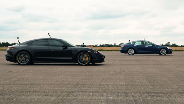 மின்னல் வேகத்தில் சீறி பாய்ந்த இரு மின்சார கார்கள்... ஓடுகளத்தையே நடுங்க வைத்த வேகம்... வீடியோ!