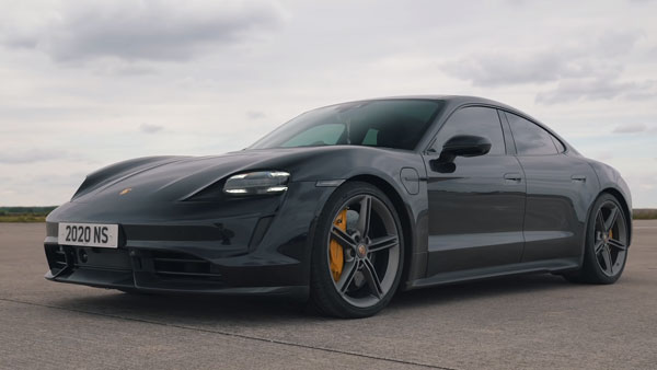 மின்னல் வேகத்தில் சீறி பாய்ந்த இரு மின்சார கார்கள்... ஓடுகளத்தையே நடுங்க வைத்த வேகம்... வீடியோ!