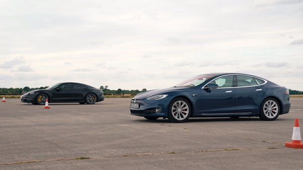 மின்னல் வேகத்தில் சீறி பாய்ந்த இரு மின்சார கார்கள்... ஓடுகளத்தையே நடுங்க வைத்த வேகம்... வீடியோ!