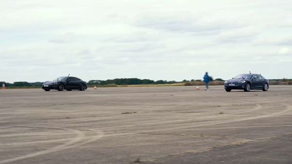 மின்னல் வேகத்தில் சீறி பாய்ந்த இரு மின்சார கார்கள்... ஓடுகளத்தையே நடுங்க வைத்த வேகம்... வீடியோ!